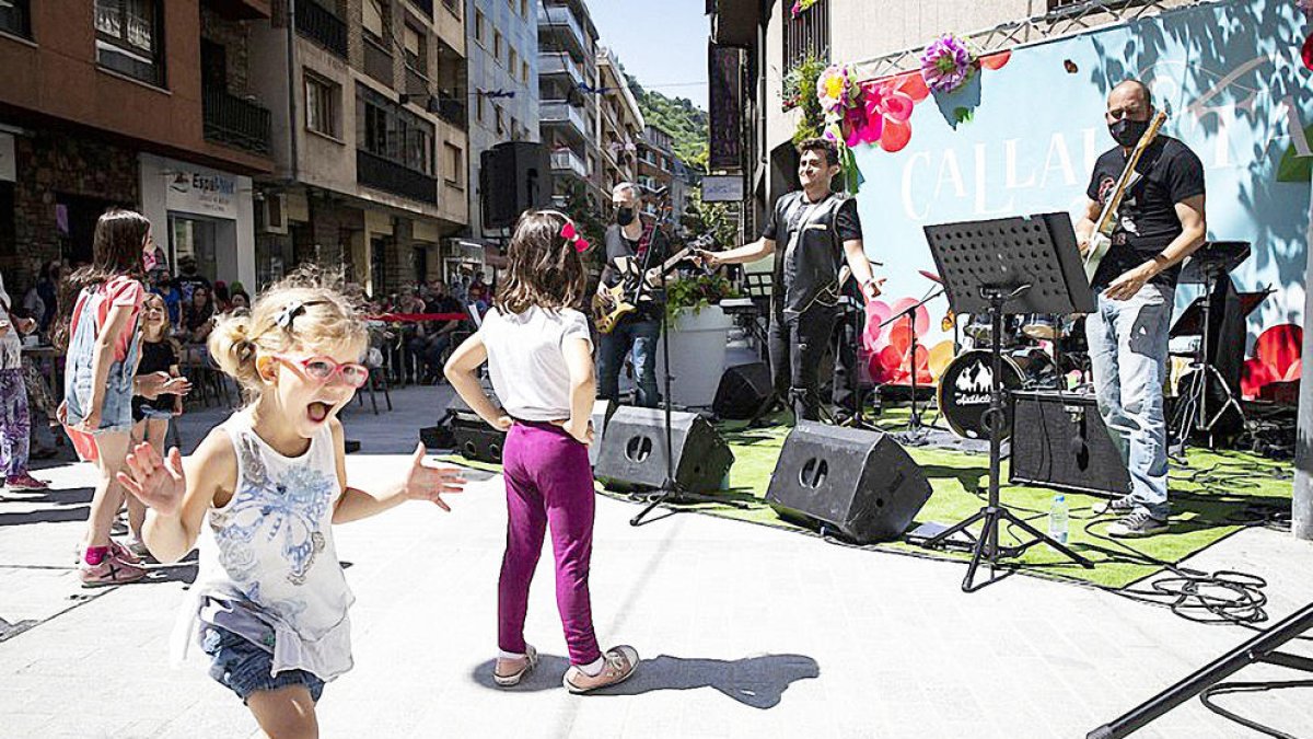 Els vianants es fan seu el carrer Callaueta