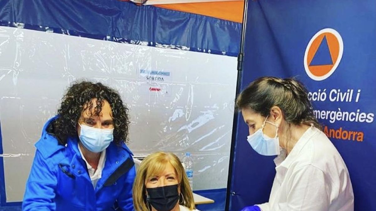 Mònica Codina fa campanya per la vacuna d'AstraZeneca
