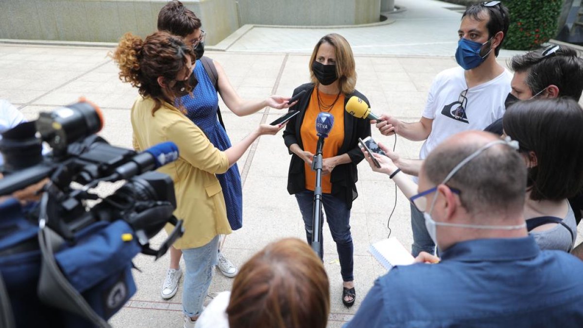 Rosa Gili parlant amb els mitjans aquesta tarda al Parc de la Mola
