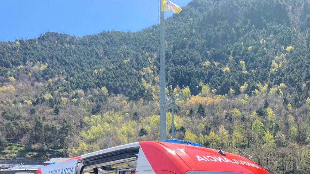 La FAF subvenciona la compra d'una ambulància per a Creu Roja Andorrana