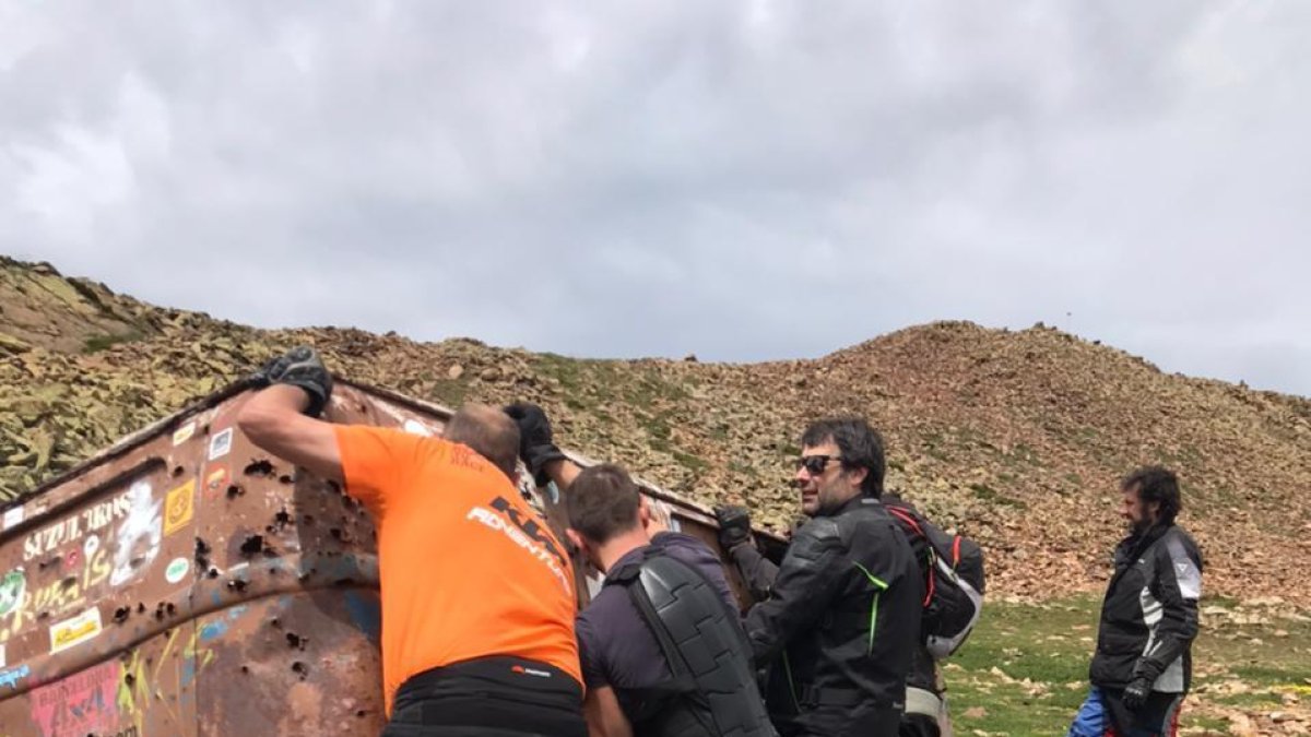 Un grup de motoristes recol·loca la mítica Volkswagen T1