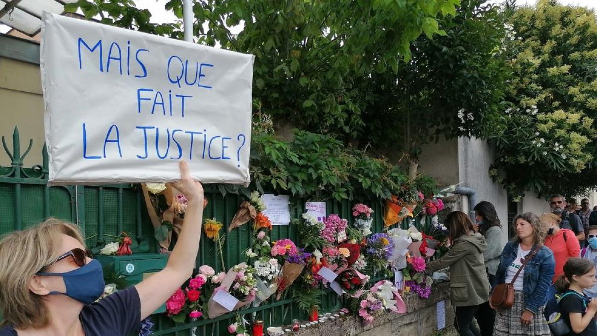 Manifestants davant de la casa de la víctima