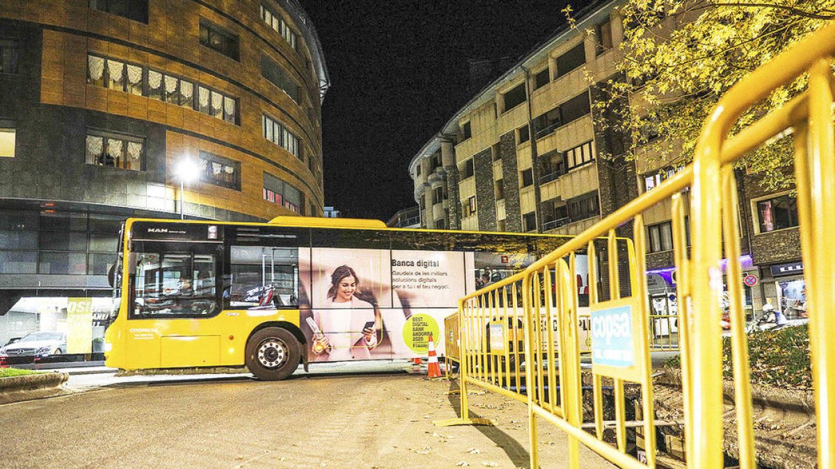 L'executiu manté la voluntat de fer gratuït el transport públic