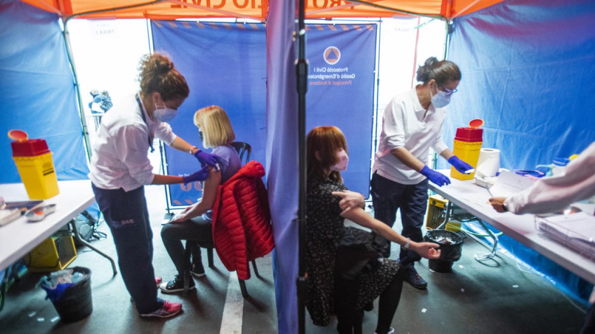 Administració de vacunes ahir a la plaça de braus