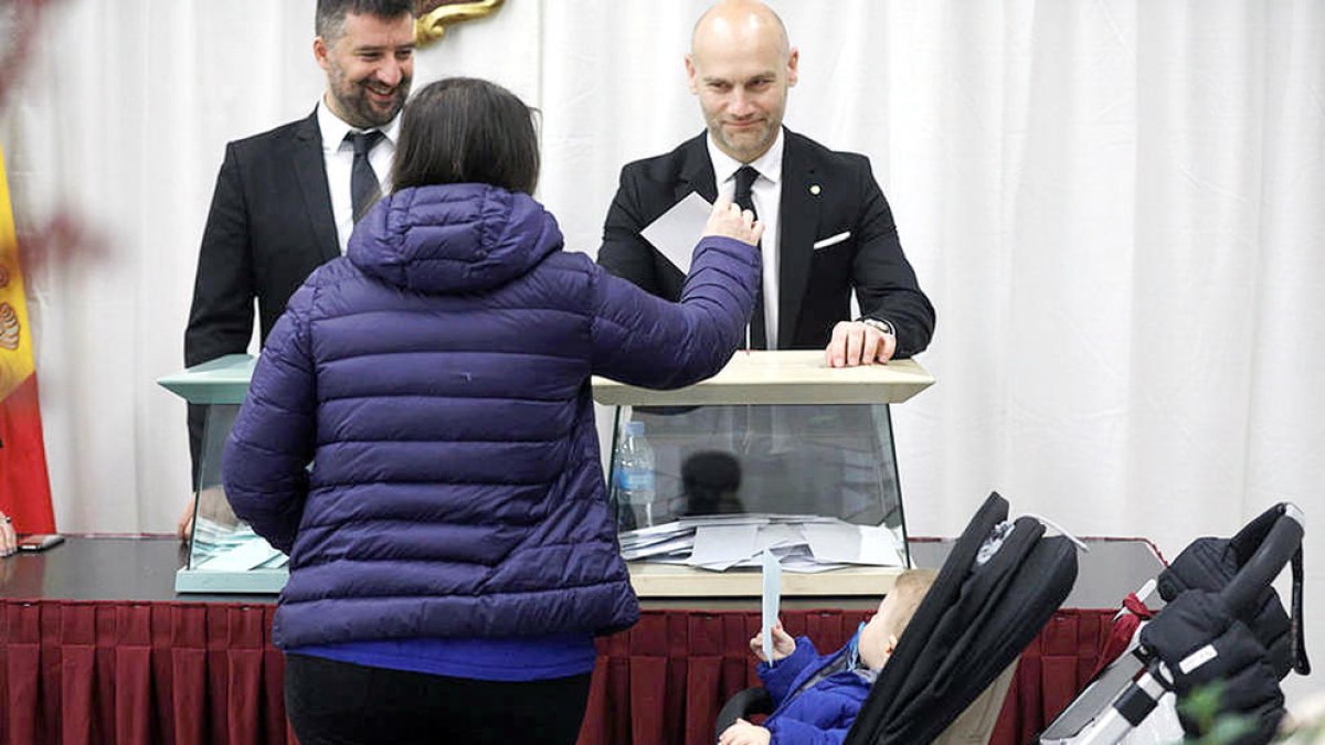 La llei no permetrà als ciutadans formar part de les meses electorals