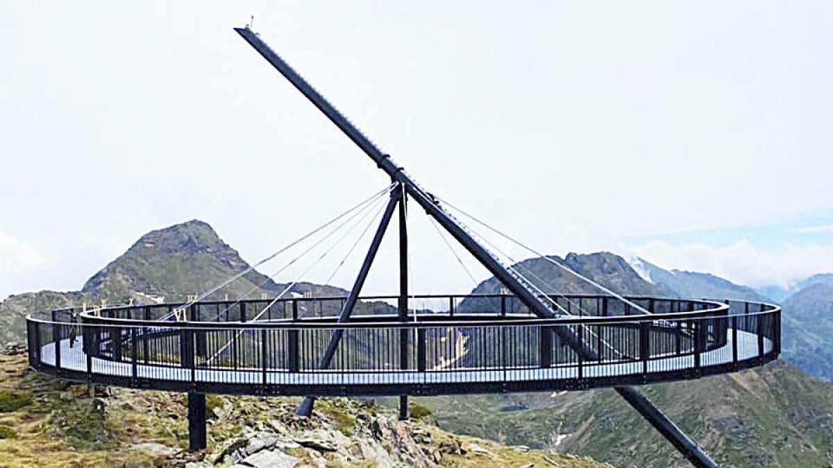 Nou mirador solar al cim del pic de Peyreguils