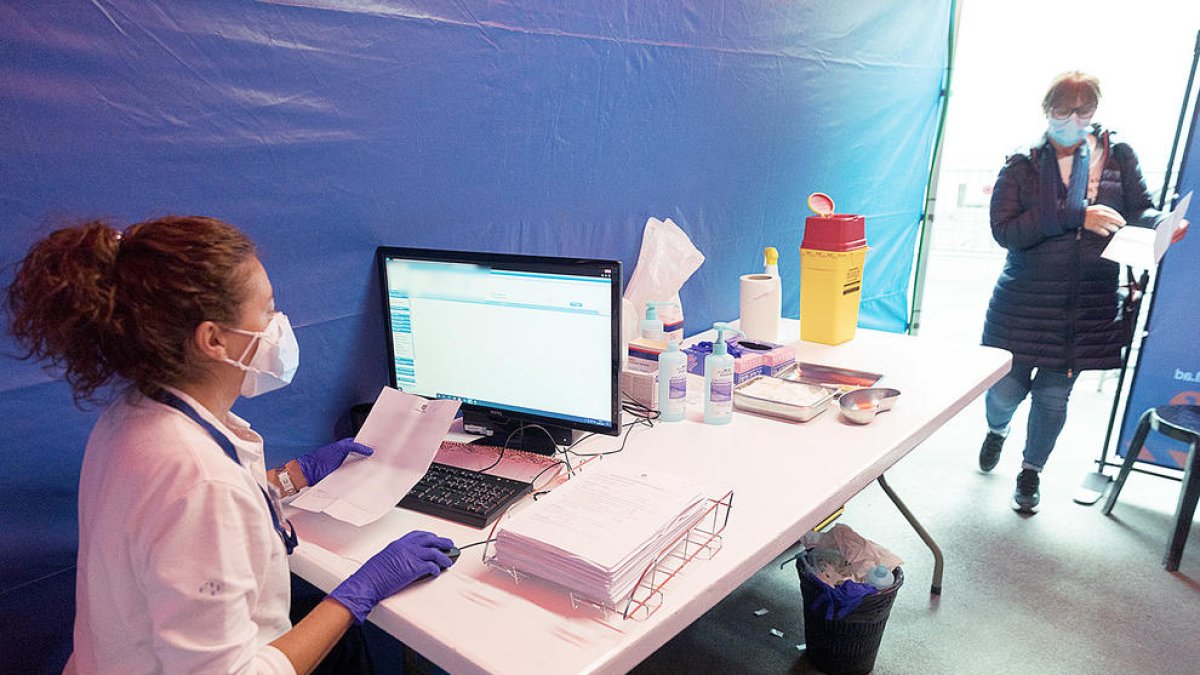 Vuitanta docents més s'inscriuen per vacunar-se i ja són 1.476 de 1.900