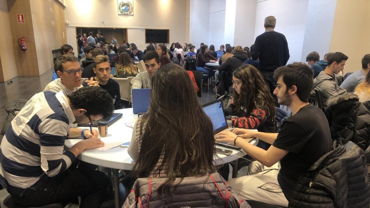 Alumnes d'FP treballant en el projecte Tàndem d'una edició anterior
