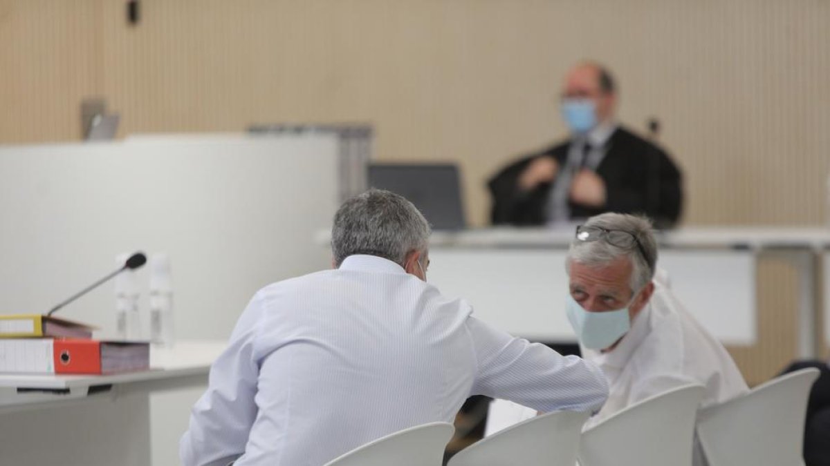 Miquel i Rosselló parlant a la sala de vistes