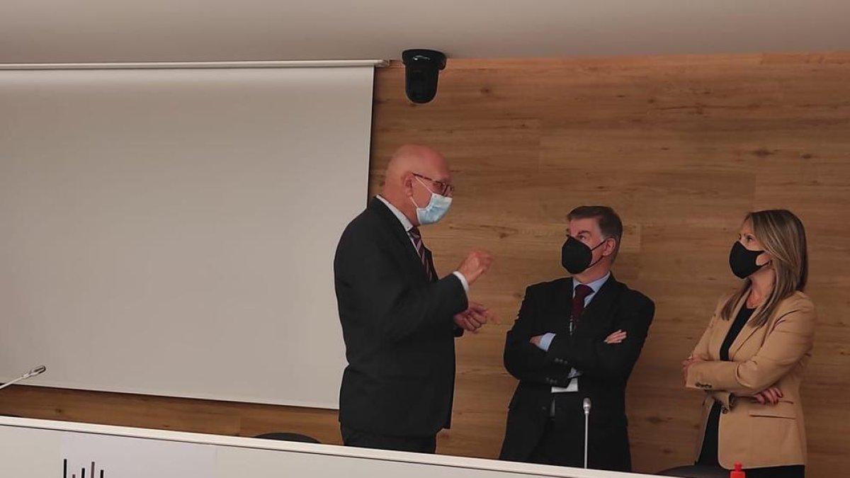 Miquel Nicolau, Enric Casadevall i Maika Torres en l'acte d'avui