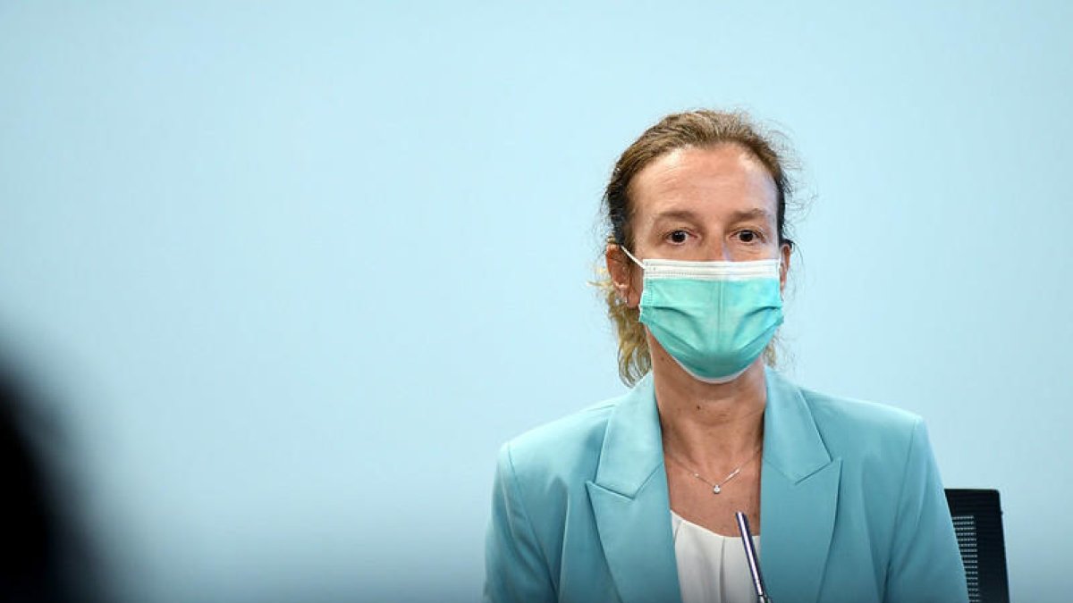 La ministra Silvia Calvó explicant el canvi de règim de concessió durant la roda de premsa