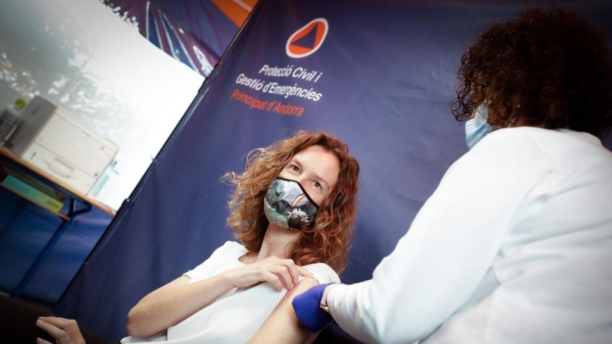 Sílvia Calvó vacunant-se aquest matí