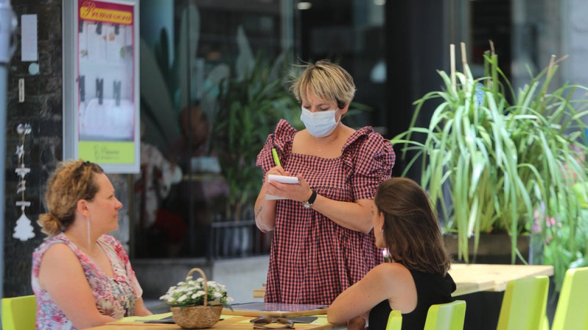 Les taules interiors dels restaurants i bars s'amplien a vuit persones