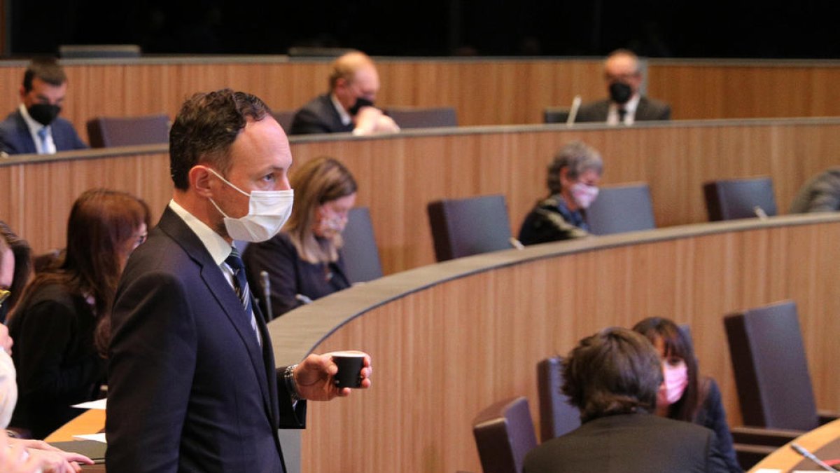 Espot descarta la doble nacionalitat per no “desvirtuar les nostres arrels”