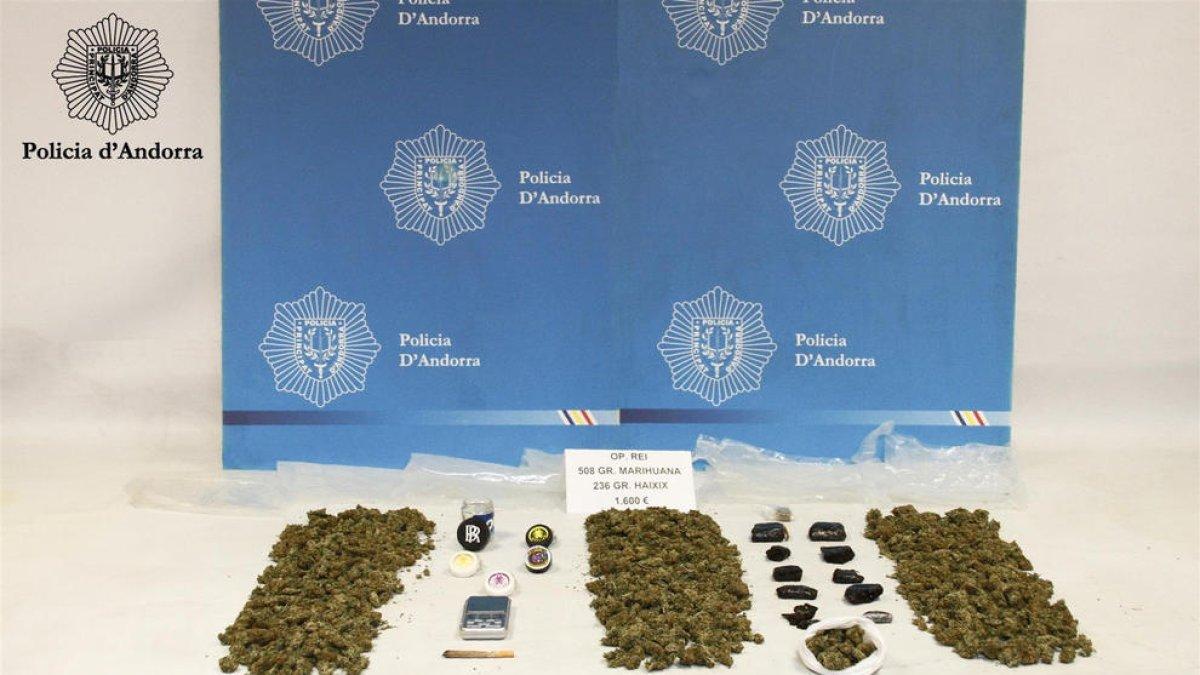 Drogues i diners intervinguts per la policia en l'operació Rei