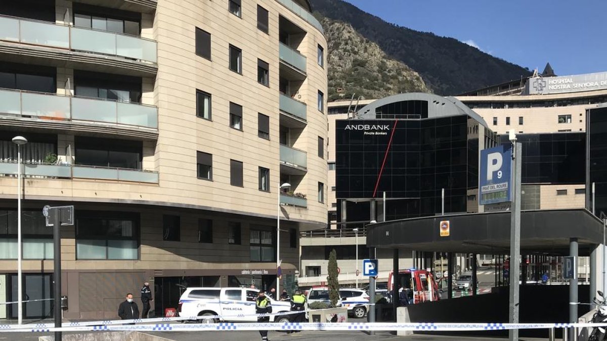 Una persona mor en precipitar-se des d'un cinquè pis