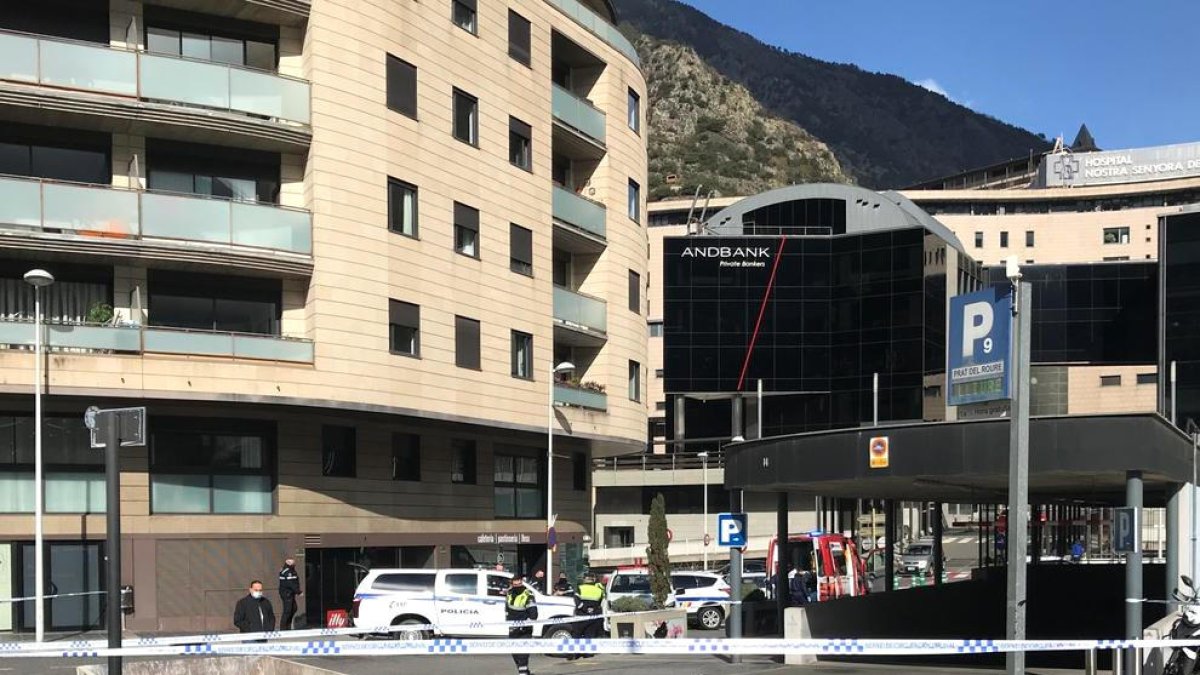 Mor una padrina en precipitar-se d'un cinquè pis