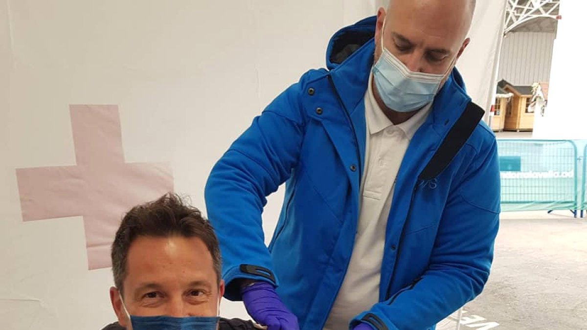 Els polítics passen a rebre la vacuna