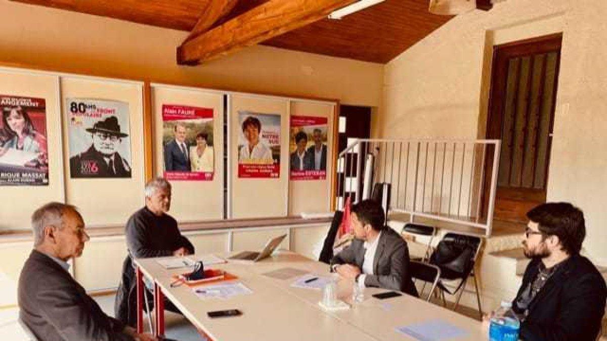 El PS es reuneix amb polítics gals per enfortir relacions amb França