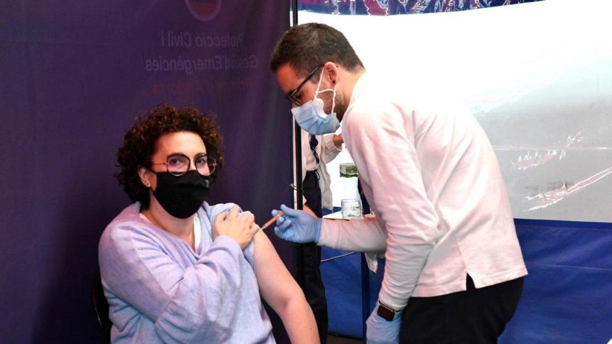 La ministra Pallarès ha rebut la primera dosi de la vacuna