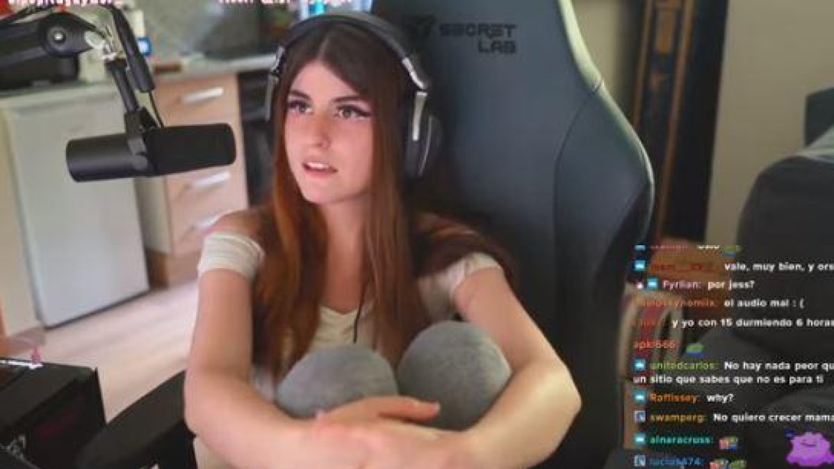 Abby durant el directe anunciant el trasllat a Andorra per YouTube