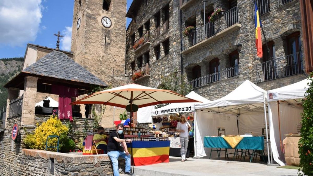 Ordino acull el mercat artesanal que anima la gent a