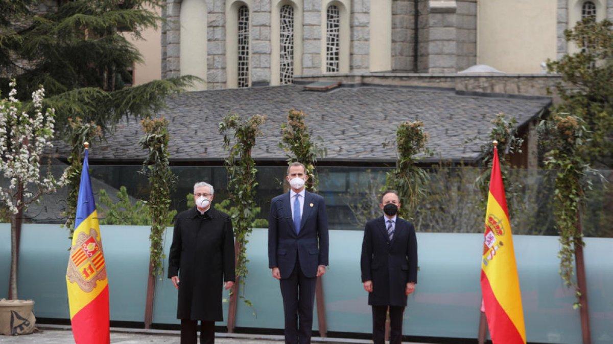 El rei d'Espanya, Felip VI, escolta l'himne amb Vives i Espot