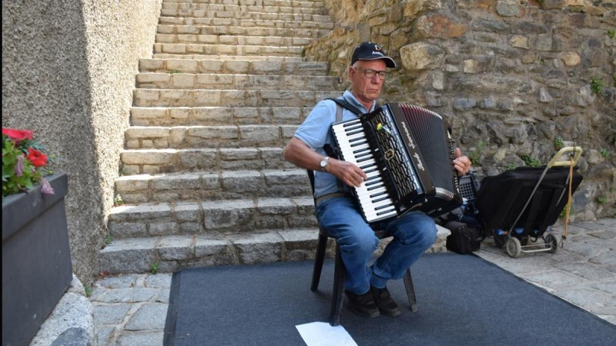 Música de carrer a Sant Julià per la Diada de l'acordió