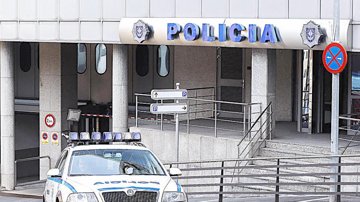 Investiguen actes vandàlics en una desena de vehicles