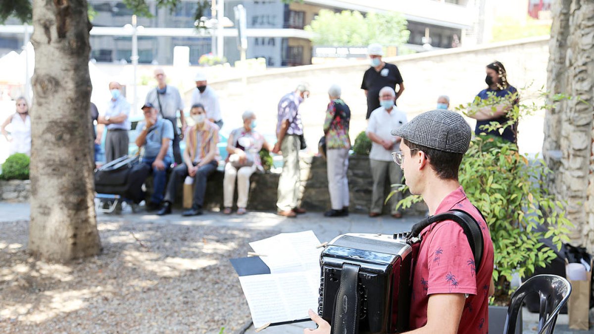 La música d'acordió omple el centre històric