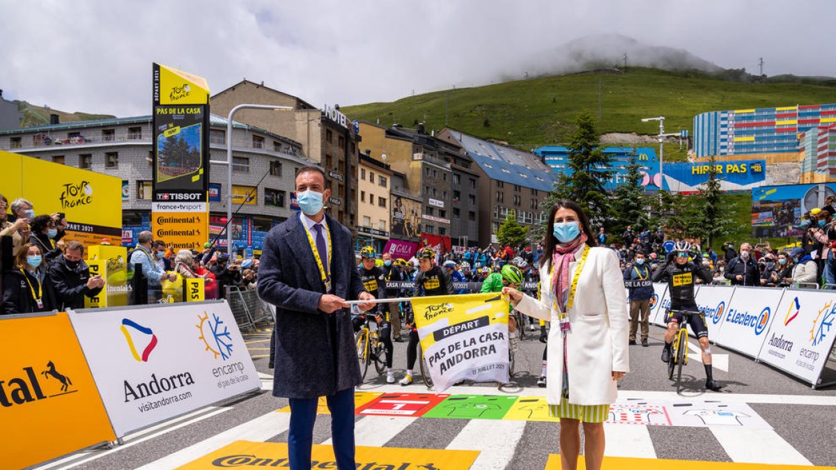 La cònsol Laura Mas i el ministre Jordi Torres a la sortida del Tour de França al Pas de la Casa