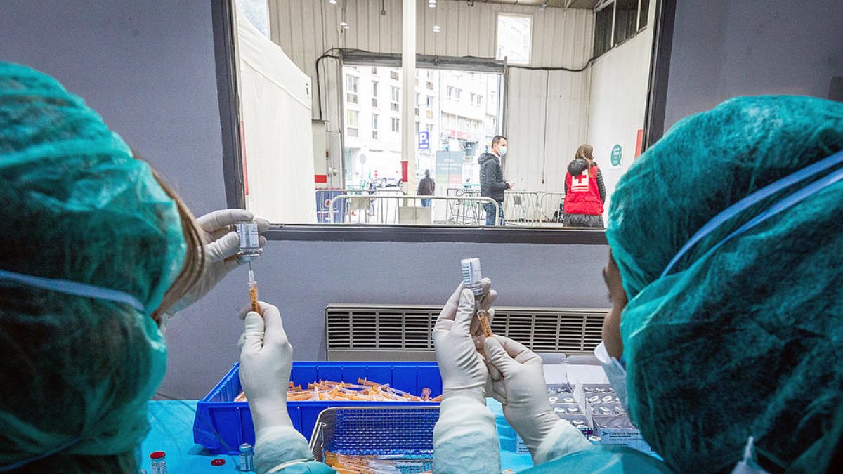 La vacunació es reprèn i baixa fins als 45 anys