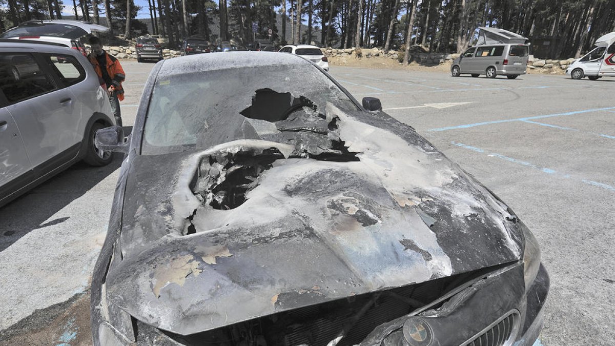 El cotxe incendiat a l'aparcament d'Engolasters