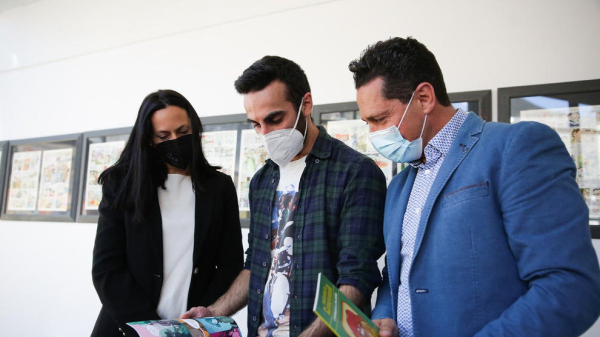 L'autor Marc Huguet, la cònsul Olga Molné i el conseller Sergi Gueimonde durant la presentació