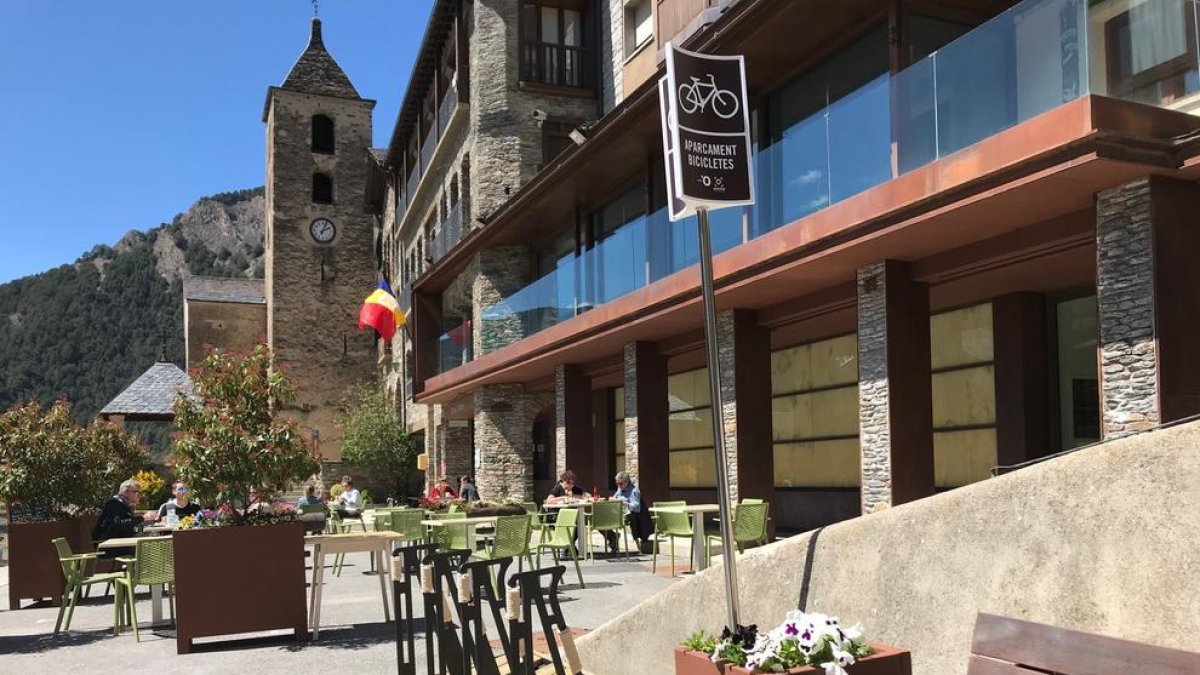 Ordino instal·la un nou aparcabicis a la plaça Major