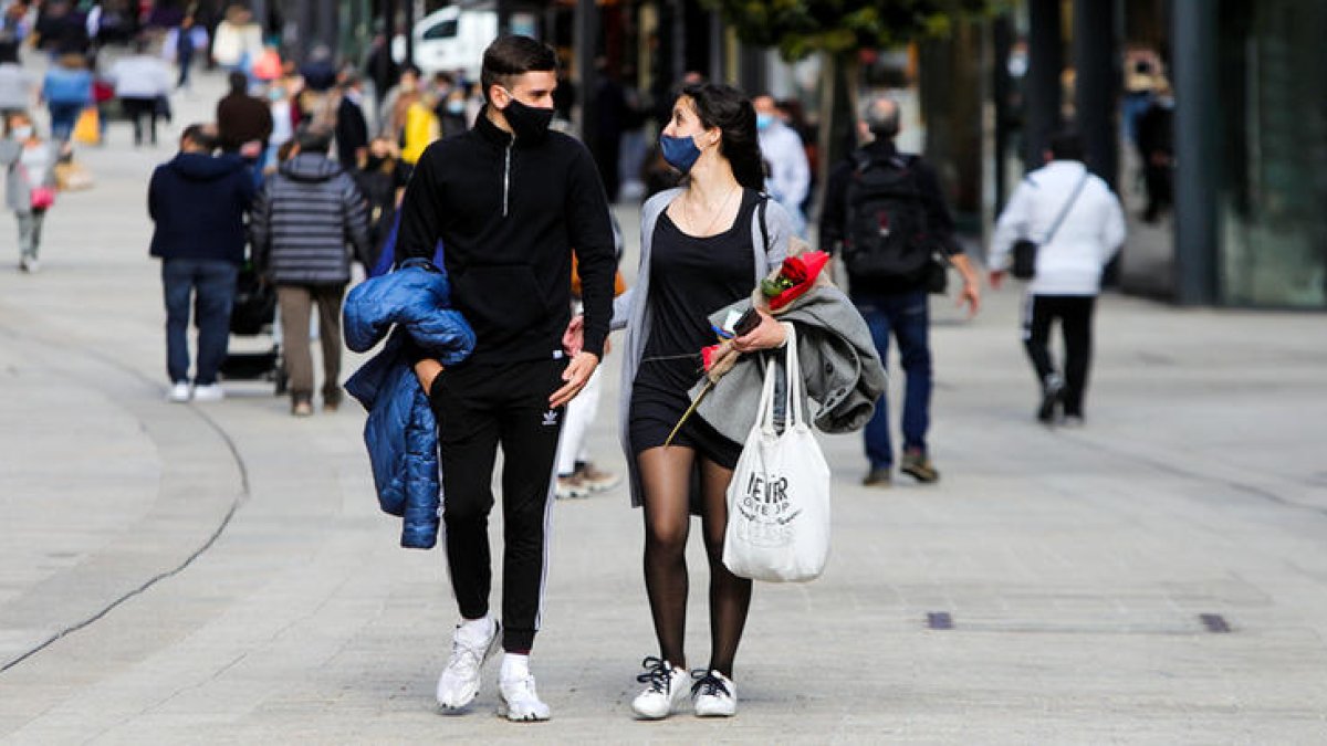 La diada de Sant Jordi torna a lluir als carrers