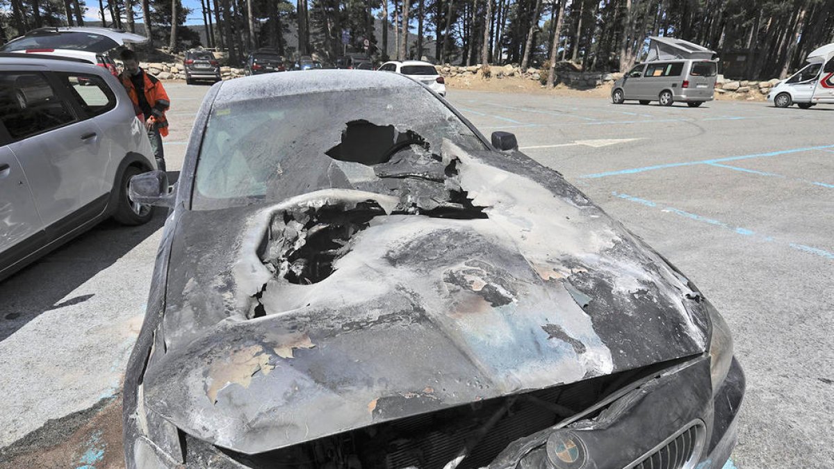 Incendi d'un cotxe a l'aparcament d'Engolasters