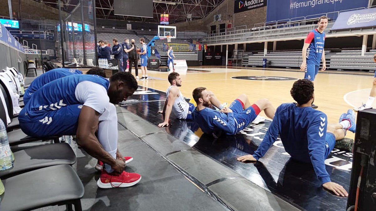 Hannah i Jelínek tornen als entrenaments amb el grup