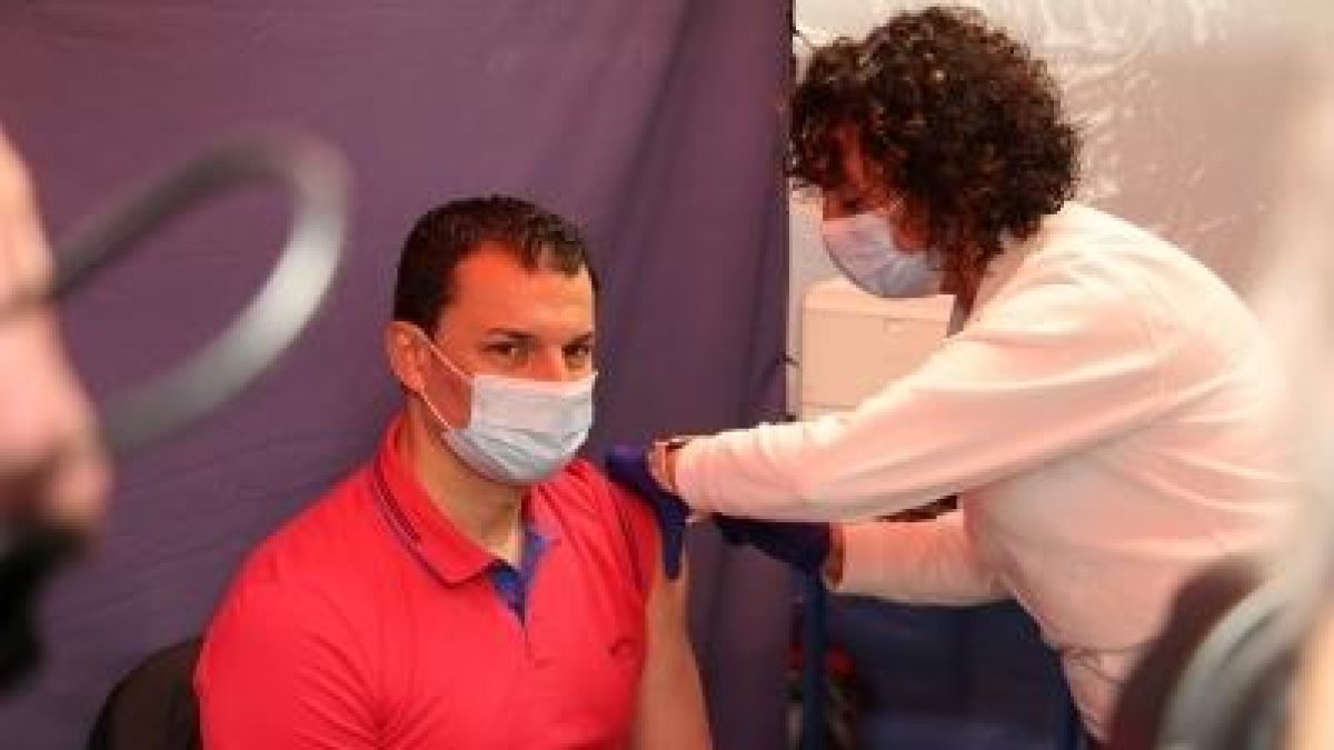 El ministre de Presidència, Economia i Empresa, Jordi Gallardo, rebent la vacuna d'AstraZeneca.