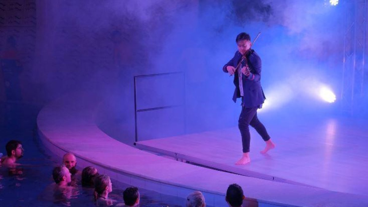 Actuació del violinista Javi Lin a Caldea