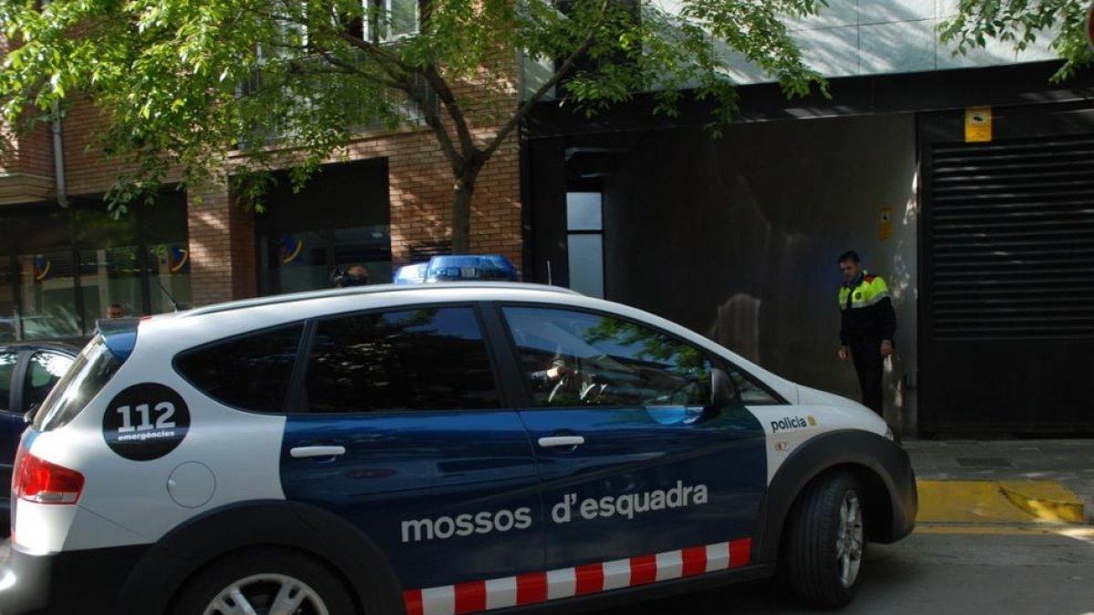 Vehicle dels mossos que va traslladar un dels detinguts al jutjat de la Seu