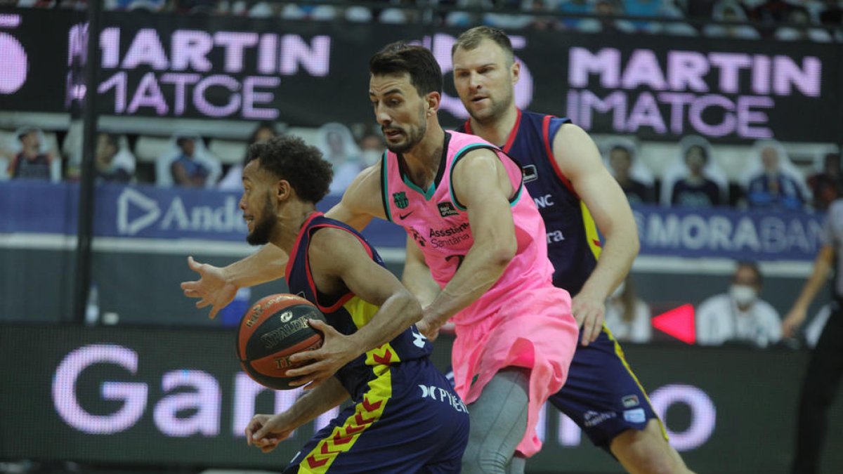 Clevin Hannah, durant una acció del partit