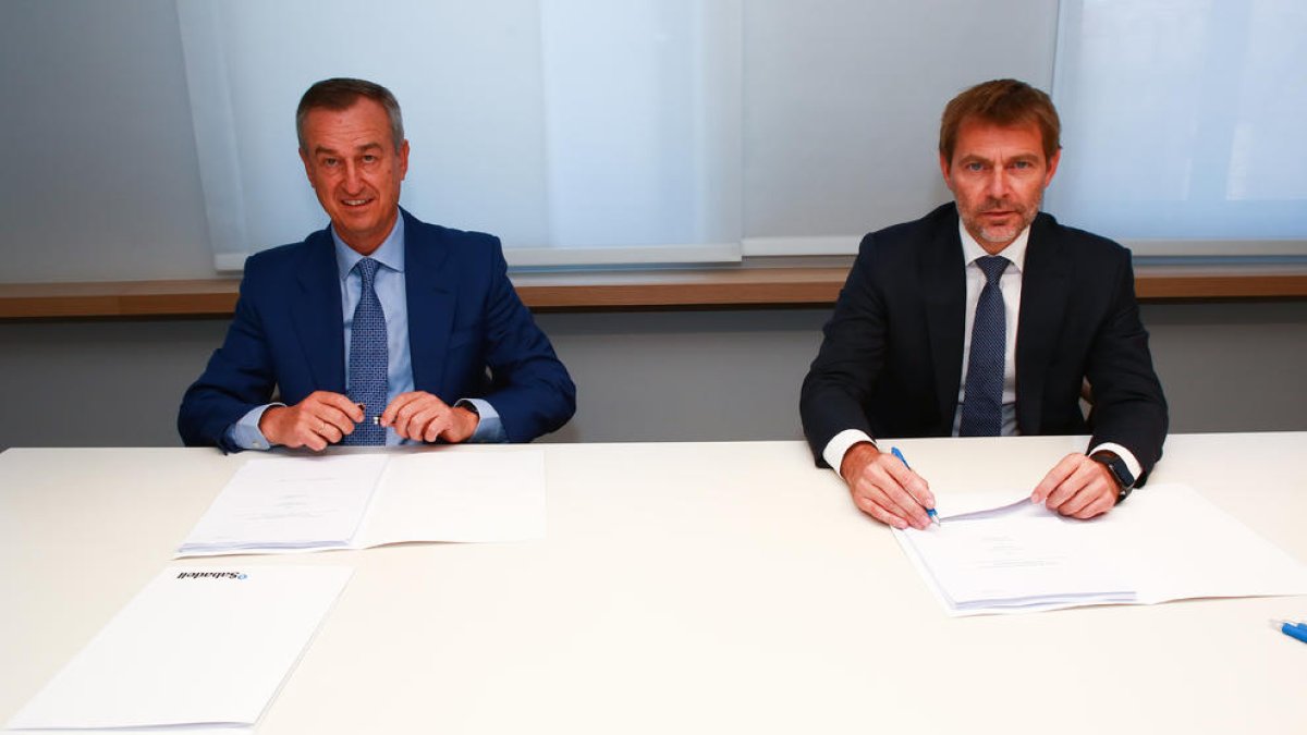 Lluís Alsina i César González-Bueno avui a la signatura de l'acord a Madrid.