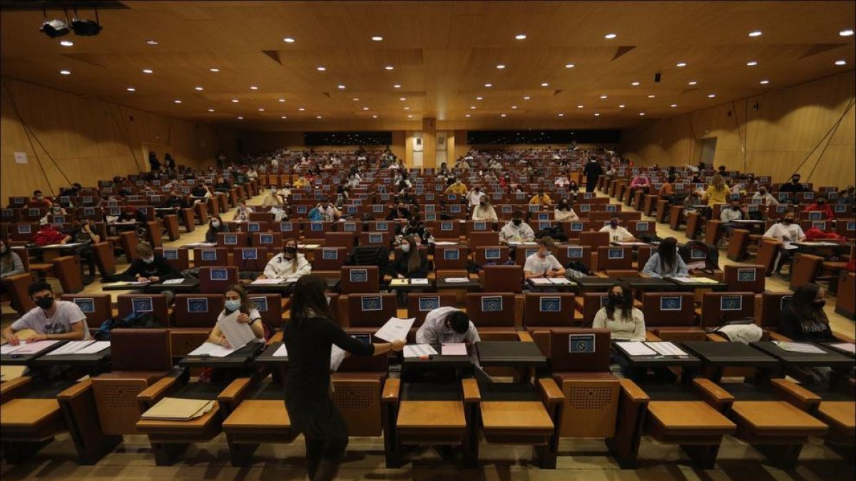 Els alumnes fent la POB aquesta tarda al Centre de Congressos