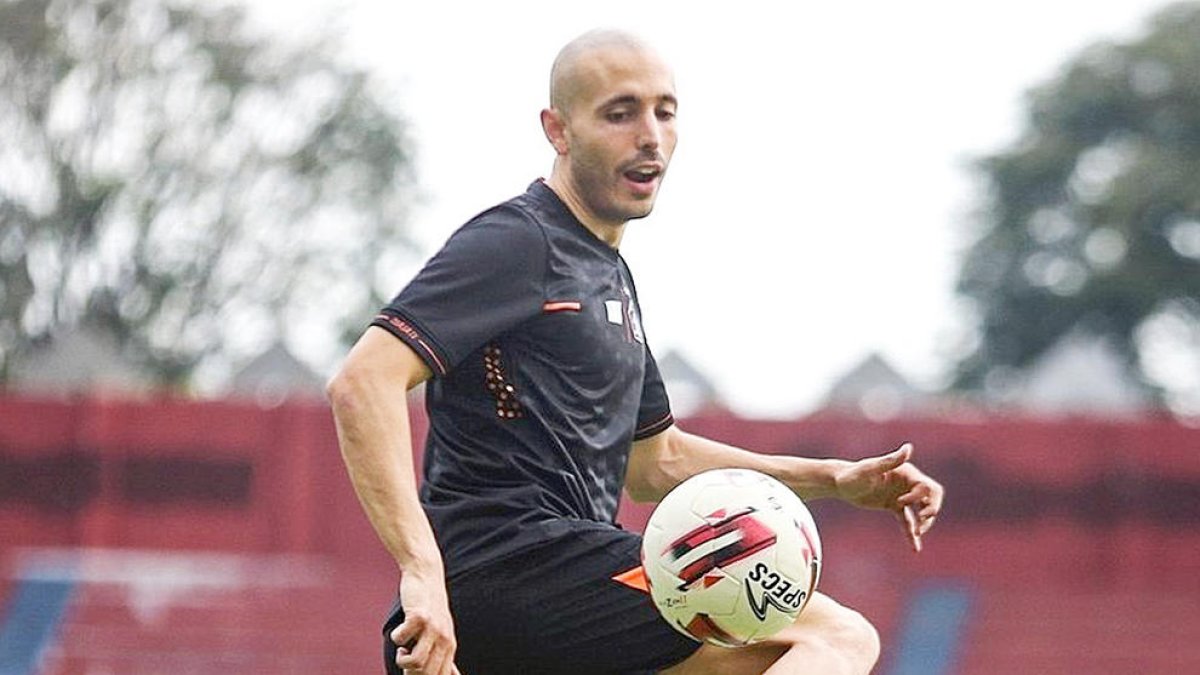 “El futbol a Indonèsia es viu amb una bogeria absoluta”