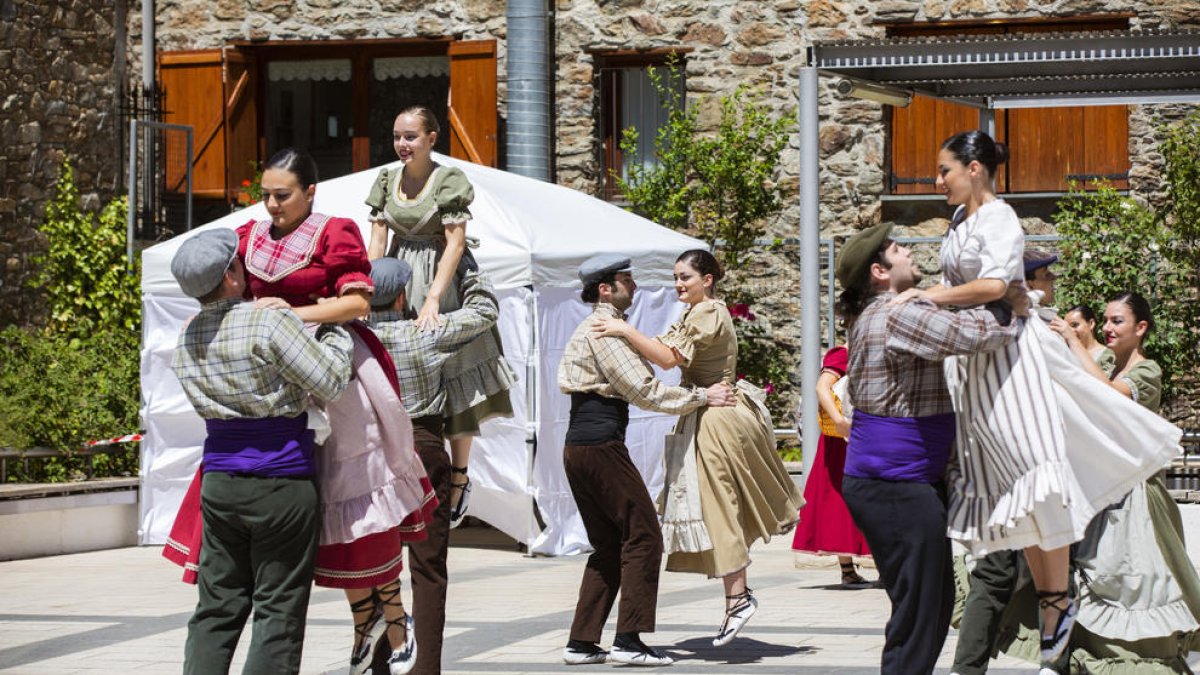 L'Esbart de les Valls del Nord oferint el vall a la plaça