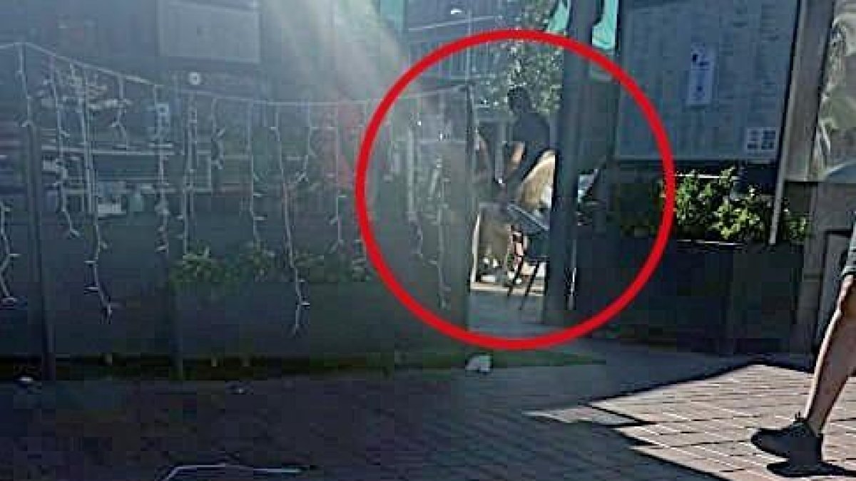 Cercle integrants del grup en una terrassa.