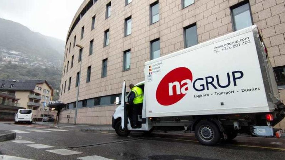 El camió amb les vacunes davant l'Hospital Nostra Senyora de Meritxell