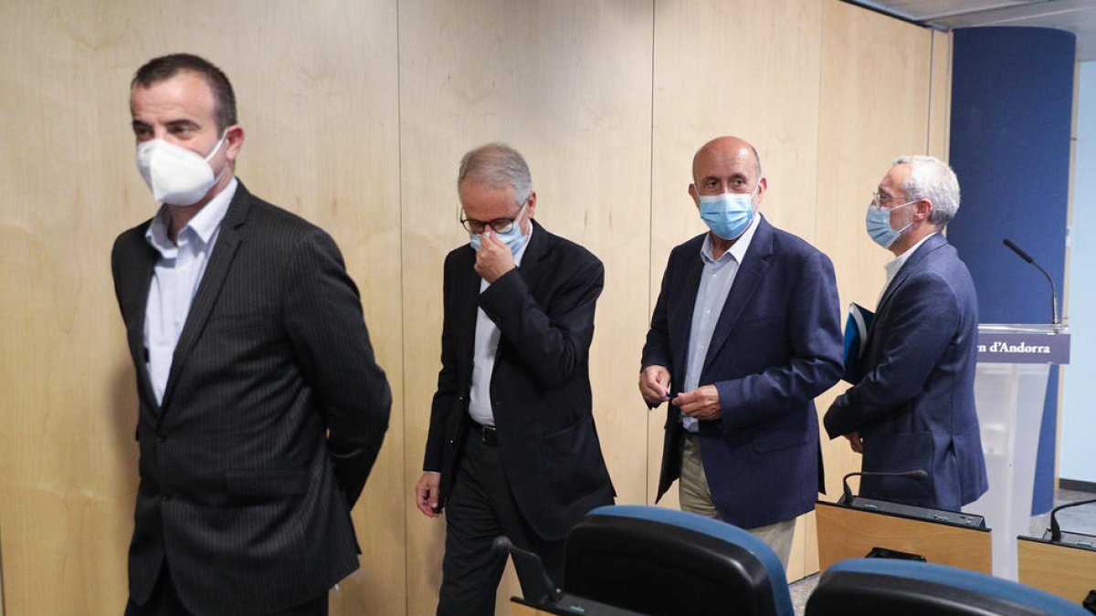 El ministre Benazet acompanyat pels tècnics que han presentat l'aplicació