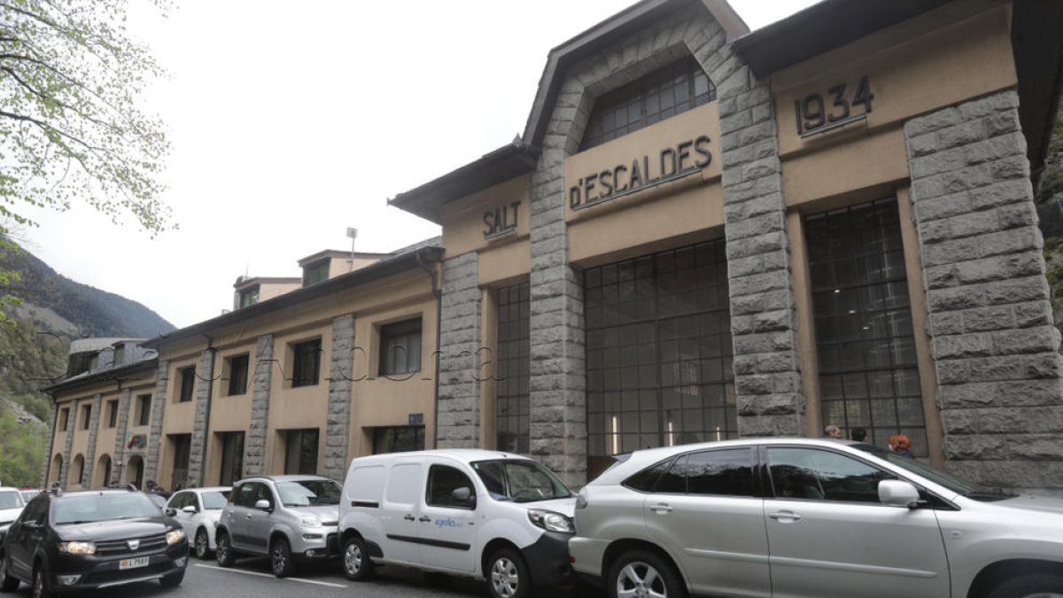 Xoc en cadena amb sis cotxes implicats al costat de la central de FEDA